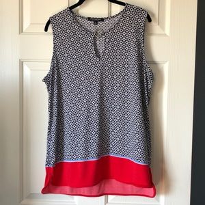 Tank with gold circle accent